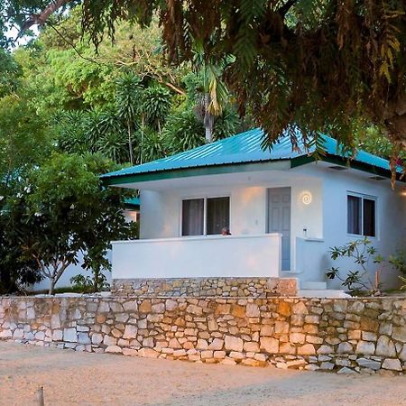 The Three P Beach Resort & Dive Center Agnay 外观 照片