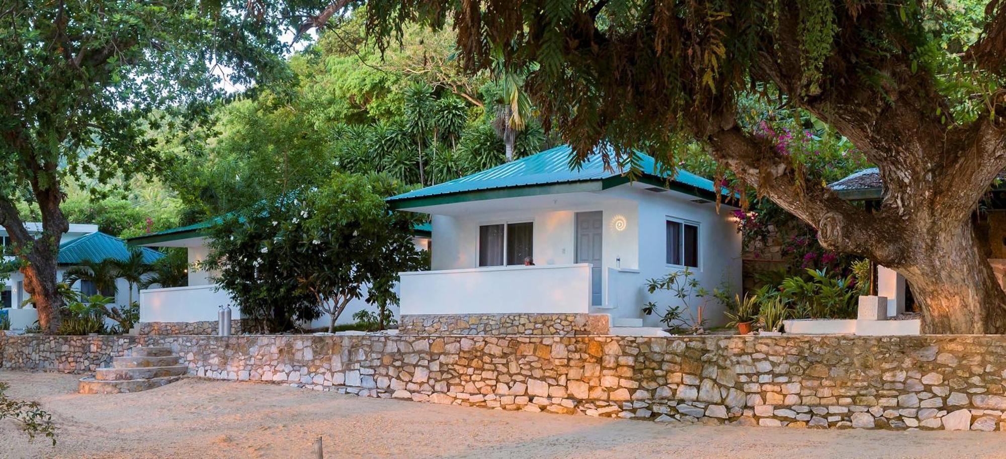 The Three P Beach Resort & Dive Center Agnay 外观 照片